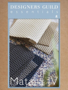 Foto mostrando a capa do catálogo da coleção de tecidos chamada Matara 4 (em números romanos) da Designers Guild Essentials. A capa é azul claro com uma foto retangular mostrando amostras de tecidos com textura bem aparente e nas cores, branco, bege, cinza e azul.